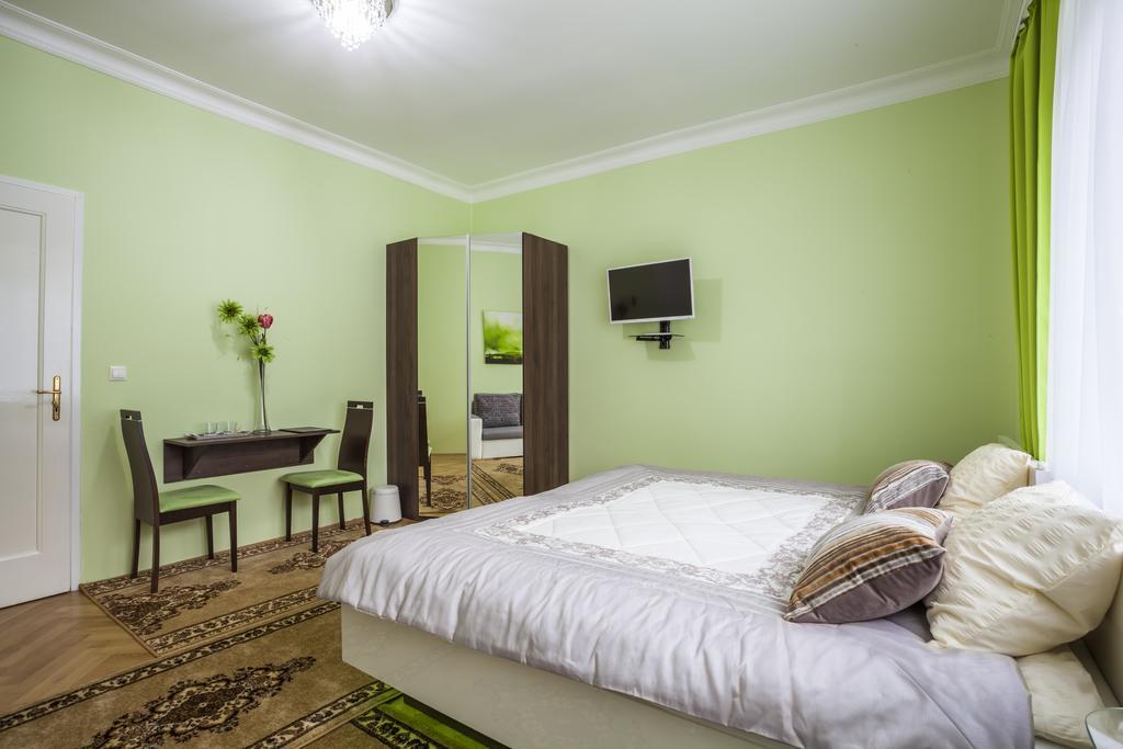 Luxury Air-Conditioned Rooms In Old Town Pressburg Exterior foto